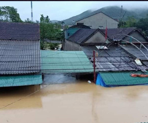 Ảnh: Mưa lớn không dứt, người dân nghệ An trắng đêm chạy lũ, lên mạng 'cầu cứu', sáng ra nước đã ngập gần tới nóc nhà