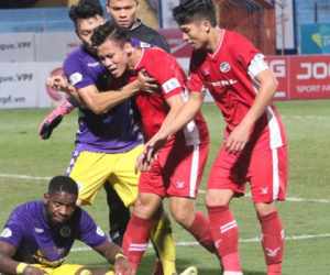 Quế Ngọc Hải mắng xối xả tiền đạo Hà Nội FC, đòi trọng tài rút thẻ đuổi đối thủ khỏi sân
