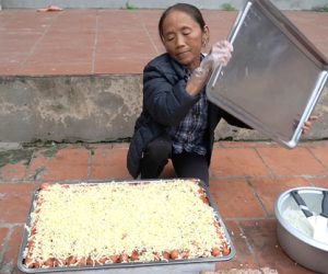 Bà Tân Vlog bỗng được khen ngợi vì cách nướng xúc xích phô mai cực thông minh, đúng là 'trong cái khó ló cái khôn'