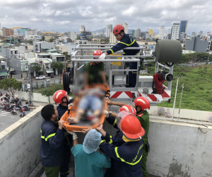 Bị điện giật tử vong khi chống thấm mái nhà sau bão