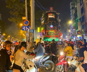 Bùi Viện cực hỗn loạn đêm Halloween: Đường vào kẹt cứng tứ bề, gửi xe hét giá 50k mà chưa chắc đã được vào