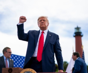 'Món quà' kinh tế đến muộn với Trump