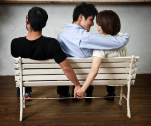 Kết hôn 7 tháng mà vợ không chịu mang bầu, chồng ngỡ ngàng khi đọc tin nhắn trong điện thoại của người bạn mới quen liền vội đi báo cảnh sát