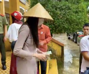 Thủy Tiên ngưng phát quà khi thấy người nhận cứu trợ đeo vàng