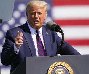Tổng thống Mỹ Donald Trump nói bác sĩ thổi phồng số ca tử vong vì Covid-19 để kiếm tiền