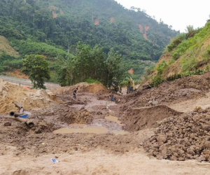 Dùng ròng rọc đưa 167 công nhân thủy điện Đăk Mi 2 bị cô lập ra ngoài