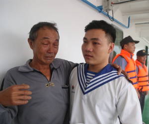 Rơi nước mắt cảnh cha con ngư dân Bình Định trùng phùng sau bão số 9