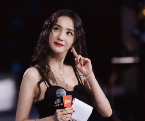 Dương Mịch 'quê độ' vì muốn vịn tay đàn anh mà bị ngó lơ, cách chữa ngượng sau đó lao thẳng lên No.1 Hot Search