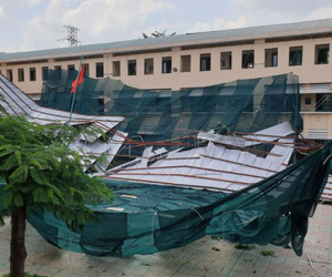 Giông lốc giật phăng mái trường học ở TP.HCM