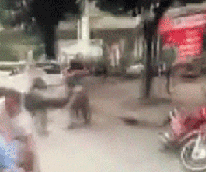 Video: Nhóm 5 người lao vào hỗn chiến trên phố Hà Nội khiến người đi đường hoảng sợ