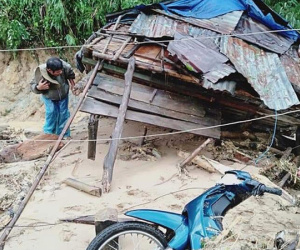Quảng Ngãi: Lũ quét kinh hoàng cuốn trôi 6 nhà dân, khiến một ngôi làng có nguy cơ bị xóa sổ