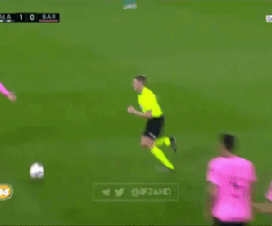 Messi cay cú sút bóng vào người trọng tài, cộng đồng mạng dậy sóng