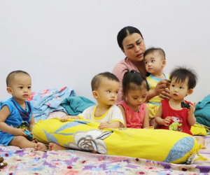 Người mẹ đặc biệt của những đứa trẻ bị cha mẹ ruột chối bỏ: 'Lỡ nhận làm con rồi, mình đâu nỡ đưa lại vô viện mồ côi'
