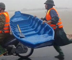 Clip: Xúc động hình ảnh công an giữ thuyền chạy theo xe máy hơn 2km đi cứu dân
