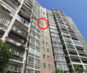 Một bé gái 5 tuổi rơi từ tầng 9 xuống đất tử vong, cảnh báo cha mẹ phải chú ý đến chi tiết chết người này