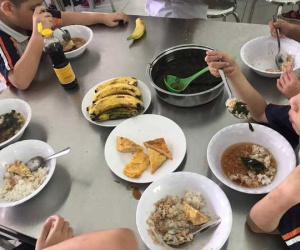 TP HCM: Phụ huynh bật khóc khi chứng kiến bữa ăn bán trú