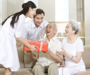 Vợ đón bố mẹ đẻ về chăm, chồng một mực phản đối bảo đưa vào viện dưỡng lão và phản ứng ngay sau đó của cô lại khiến anh 'lặng người'