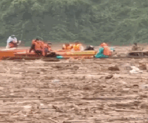 CLIP: Cây rừng phủ kín hồ Sông Tranh 2, lực lượng cứu hộ... đi trên mặt nước
