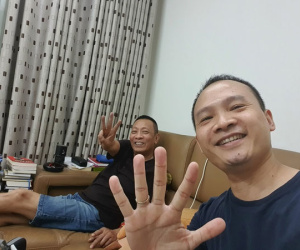 Khoảnh khắc đời thường của hai cha con nhà báo Lại Văn Sâm gây sốt, nét mặt 'sao y bản chính' khiến khán giả bất ngờ