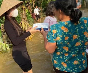 Vụ Thủy Tiên dừng phát tiền cứu trợ ở Hải Lăng - Quảng Trị vì thấy người nhận tiền đeo vàng: Chủ tịch xã lên tiếng lý giải