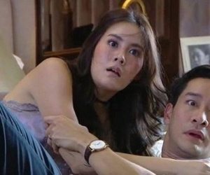 Vác bụng bầu cầm sẵn đơn ly hôn ập vào nhà nghỉ, cô vợ sững người khi thấy người tình của chồng