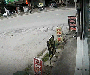 Video: Sang đường bất cẩn, nữ sinh bị xe tải tông văng hàng chục mét