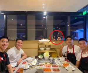 Thấy 4 cầu thủ nổi tiếng đang tạo kiểu sắp check-in, thanh niên ngồi sau cơ hội ké tấm hình đã giật sạch spotlight