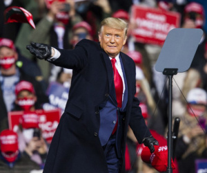 Trump dồn lực tổng tấn công phút chót