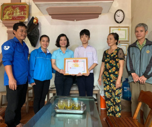 Khen thưởng nam sinh lớp 9 dũng cảm cứu 2 em nhỏ giữa dòng nước lũ