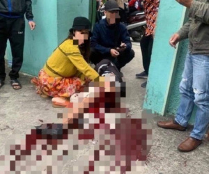 Phụ huynh ẩu đả trước cổng trường, một người bị đâm trọng thương