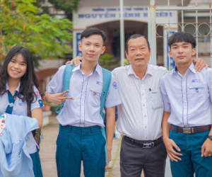 Thầy Hiệu trưởng ôm từng học sinh ngày nghỉ hưu, sau đó bất ngờ được tặng quà siêu cấp đáng yêu