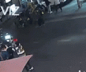 Video: Kinh hoàng cảnh đứa trẻ lao ra đường bị tài xế Grab đâm trúng, nhiều người thét lên đầy sợ hãi
