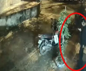 Clip: Khoảnh khắc nam sinh Đại học GTVT bị trúng đạn khi đang chờ người thân trước cửa nhà