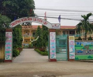 Thanh Hóa: Bé gái 3 tuổi bị bỏ quên trong nhà vệ sinh trường học