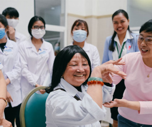 Ảnh: Nụ cười hạnh phúc trên môi nữ bệnh nhân ung thư đến từ những mái tóc giả 0 đồng