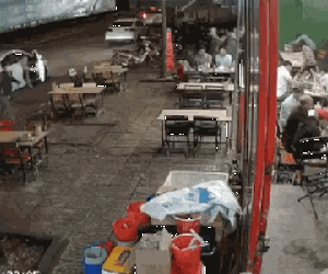 CLIP: Băng nhóm bịt mặt từ 3 ôtô lao vào quán nhậu hỗn chiến kinh hoàng