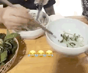 Quen tay cho hành vào bát của khách kĩ tính, chủ quán phải xuống tận bàn nhặt từng cọng ra ngoài, netizen chỉ trích: 'Không ăn hành nên hành người khác hả?'