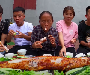 'Rửa xe' mới mua 40 triệu, Hưng Vlog và mẹ làm món cá sấu nướng siêu cay nhưng lại bị 'bóc phốt' ở một điểm này
