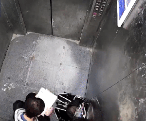 Bé trai bị kẹt trong thang máy suốt 20 phút nhưng vẫn bình tĩnh làm bài tập về nhà, đáng chú ý nhất là câu nói khi kêu cứu
