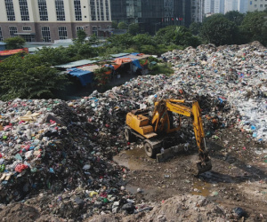 Video: ‘Núi rác’ 500 tấn bốc mùi hôi thối giữa Thủ đô, 1 tuần nữa mới xử lý xong