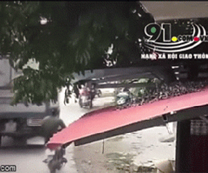 Clip: Rơi từ trên xe đạp điện xuống đường, cháu bé bị ô tô tải cán tử vong