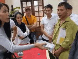 Chủ trang trại khóc nức nở khi nhận 80 triệu đồng từ ca sỹ Thủy Tiên