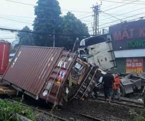 Tàu hàng tông đứt lìa xe đầu kéo, tài xế bị thương nặng