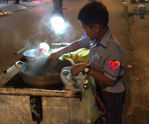 Cậu bé mặc áo đồng phục đi bán bắp luộc nuôi bà, tiết lộ của bé khiến tất cả lặng người