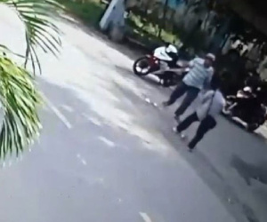 Người đàn ông bị đánh vào ngực, ngã gục xuống vỉa hè vì...mời mua vé số 2 lần