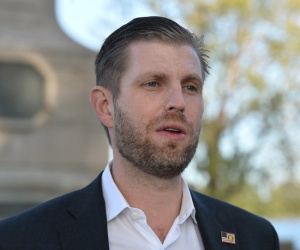 Eric Trump chia sẻ video giả đốt phiếu bầu của ông Donald Trump