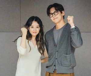 Kim Ji Won e ấp bên Ji Chang Wook trong buổi đọc kịch bản dự án mới