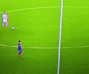 Messi lười nhác đến mức không thể tin nổi: Thản nhiên đi bộ, mặc kệ đối thủ lừa bóng qua mặt