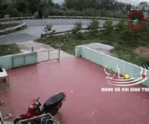 Ô tô lao như bay, kéo lê xe máy tóe lửa trên đường rồi đâm sầm vào dải phân cách