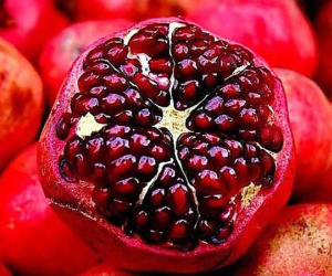 Ăn lựu vào mùa thu đúng chuẩn khỏi chỉnh nhưng khi ăn nghiễm nhiên bỏ thứ này đi thì rõ là... công cốc!